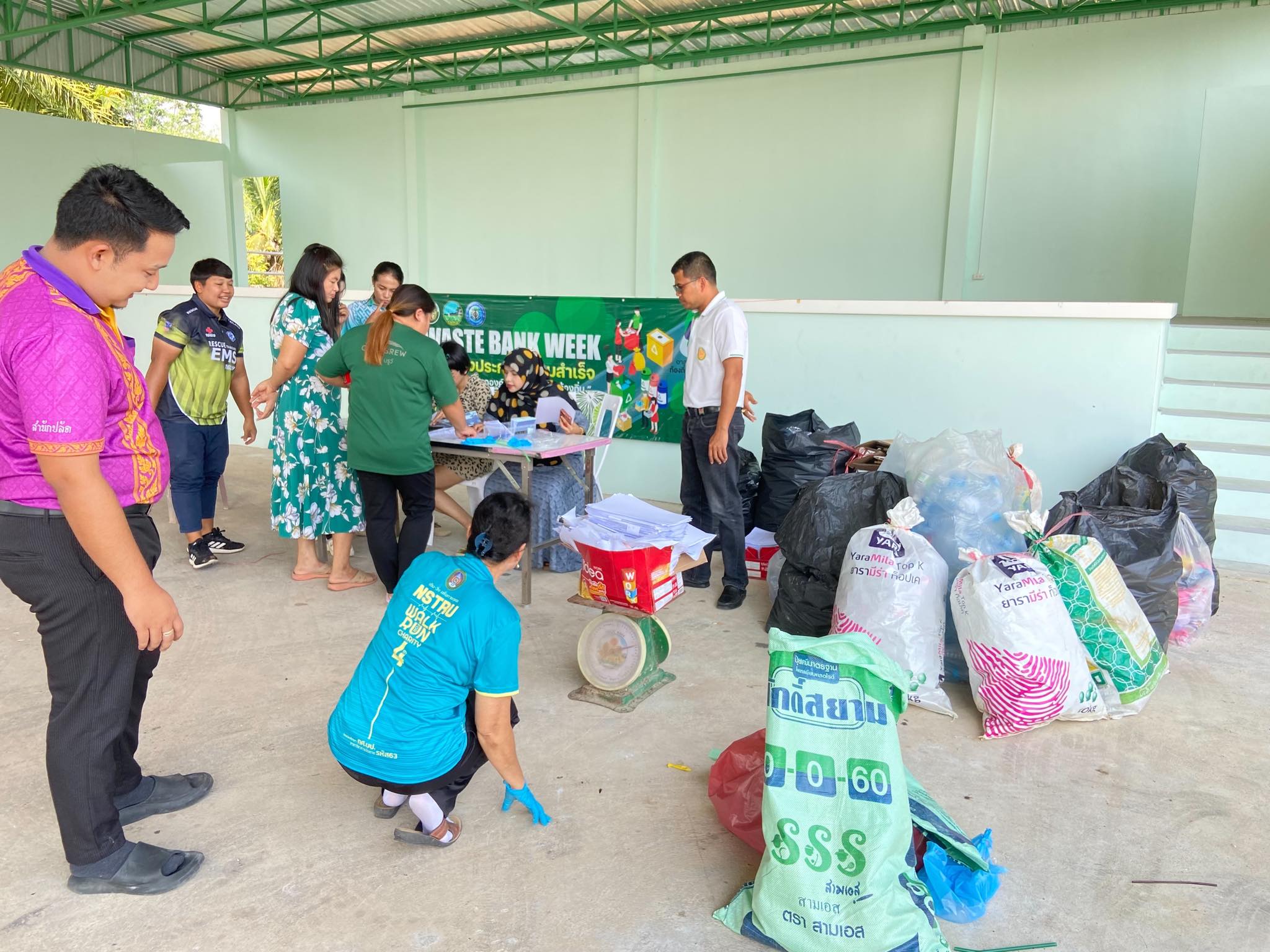 วันพุธ ที่ 24 เมษายน 2567 เวลา 10.30 น. องค์การบริหารส่วนตำบลกะลาเส ได้ดำเนินกิจกรรมขับเคลื่อนต่อเนื่องธนาคารขยะ "MOI Waste Bank Week - มหาดไทย ปักธงประกาศความสำเร็จ ๑ องค์กรปกครองส่วนท้องถิ่น ๑ ธนาคารขยะ" ทำการรับซื้อขยะชุมชนครั้งที่  2 ณ องค์การบริหารส่วนตำบลกะลาเสโดยมีประชาชนนำขยะรีไซเคิลมาขาย เพื่อเป็นรายได้จากการขายขยะ