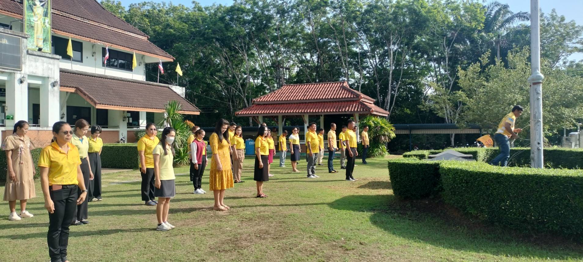 กิจกรรมเข้าแถวเคารพธงชาติและไหว้พระตอนเช้าก่อนทำงาน
